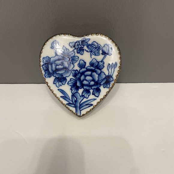 unbranded Other - Vintage Porcelain Shard Heart Trinket Box Blue White Floral Mirrored Lid Metal